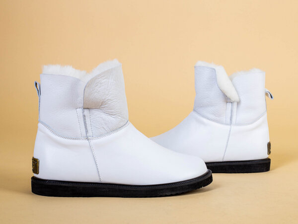 Зимние белые кожаные угги для девочки Зимние белые кожаные угги для девочки