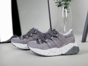 Кроссовки на девочку замшевые серого цвета Кроссовки на девочку замшевые серого цвета