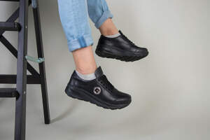 Кроссовки на девочку кожаные черного цвета Кроссовки на девочку кожаные черного цвета