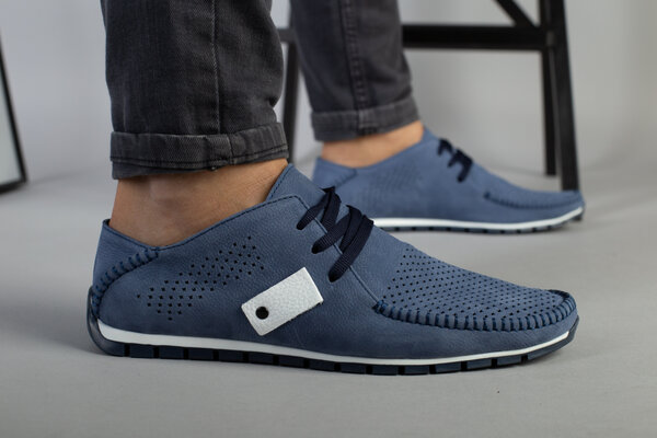 Мокасины мужские из нубука голубого цвета с белыми вставками, перфорация Мокасины мужские из нубука голубого цвета с белыми вставками, перфорация