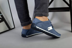 Мокасины мужские из нубука голубого цвета с белыми вставками, перфорация Мокасины мужские из нубука голубого цвета с белыми вставками, перфорация