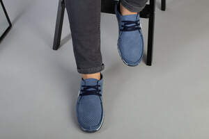 Мокасины мужские из нубука голубого цвета с белыми вставками, перфорация Мокасины мужские из нубука голубого цвета с белыми вставками, перфорация