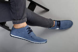 Мокасины мужские из нубука голубого цвета с белыми вставками, перфорация Мокасины мужские из нубука голубого цвета с белыми вставками, перфорация