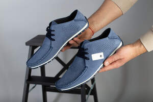 Мокасины мужские из нубука голубого цвета с белыми вставками, перфорация Мокасины мужские из нубука голубого цвета с белыми вставками, перфорация