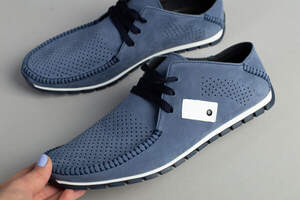 Мокасины мужские из нубука голубого цвета с белыми вставками, перфорация Мокасины мужские из нубука голубого цвета с белыми вставками, перфорация