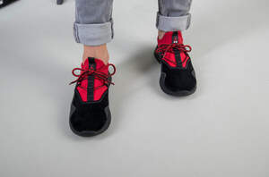 Черные кроссовки для мальчика с кожи и замши с вставкой красного текстиля Черные кроссовки для мальчика с кожи и замши с вставкой красного текстиля