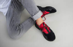 Черные кроссовки для мальчика с кожи и замши с вставкой красного текстиля Черные кроссовки для мальчика с кожи и замши с вставкой красного текстиля