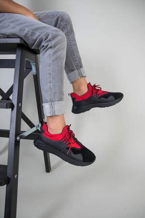 Черные кроссовки для мальчика с кожи и замши с вставкой красного текстиля Черные кроссовки для мальчика с кожи и замши с вставкой красного текстиля