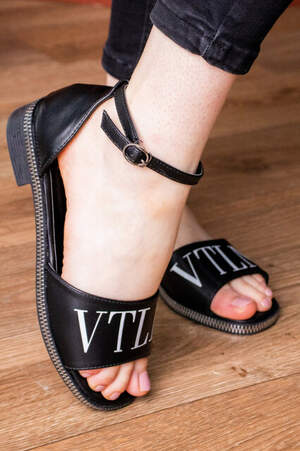 Женские босоножки Fashion Yandy 1834 36 размер 23,5 см Черный Женские босоножки Fashion Yandy 1834 36 размер 23,5 см Черный