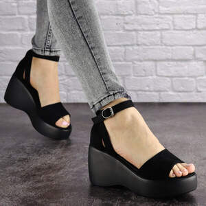 Женские босоножки на танкетке Fashion Anna 1628 38 размер 24,5 см Черный Женские босоножки на танкетке Fashion Anna 1628 38 размер 24,5 см Черный