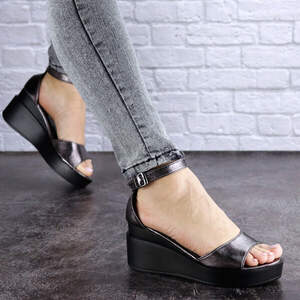 Женские босоножки на танкетке Fashion Reno 1734 39 размер 24,5 см Черный Женские босоножки на танкетке Fashion Reno 1734 39 размер 24,5 см Черный