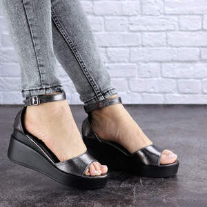 Женские босоножки на танкетке Fashion Reno 1734 39 размер 24,5 см Черный Женские босоножки на танкетке Fashion Reno 1734 39 размер 24,5 см Черный