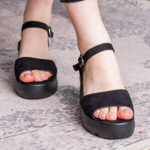 Женские босоножки на танкетке Fashion Zeus 1558 36 размер 23,5 см Черный